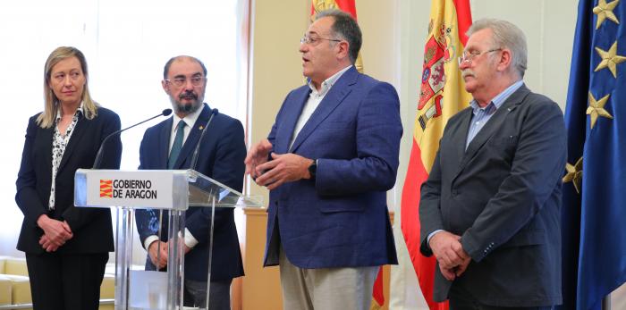 Presidente de Aragón, Javier Lambán, junto con la consejera de Economía, Planificación y Empleo, Marta Gastón, han mantenido una reunión con directivos de la empresa APRC, que va a instalarse en Plaza